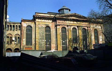 Wrocław (Breslau). Synagoga pod Białym Bocianem z 1829 roku podczas prac remontowych. Zaprojektowana przez Carla Ferdinanda Langhansa, służyła społeczności żydowskiej do 1970 roku. Ponownie otwarta po remoncie w 2010 roku. Fot. Piotr Piluk (2002)