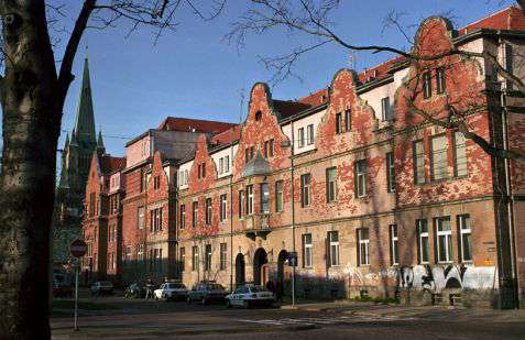 Wrocław (Breslau). Szpital żydowski przy ulicy Wiśniowej, wzniesiony w latach 1898–1903 pod nadzorem architektów Richarda i Paula Ehrlichów. Fot. Piotr Piluk (2002)