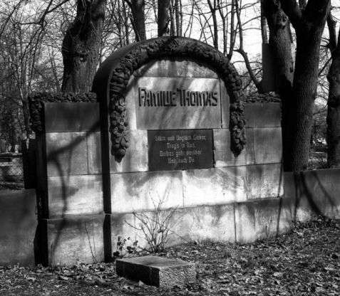 Wałbrzych (Waldenburg). Grobowiec rodziny Thomasów z początku XX wieku na cmentarzu żydowskim założonym w 1902 roku, który jest nadal czynny. Fot. Piotr Piluk (1996)